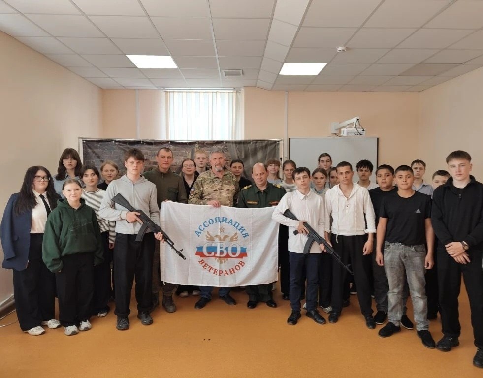 Настоящий разговор о будущем: старшеклассники встретились с защитниками Отечества